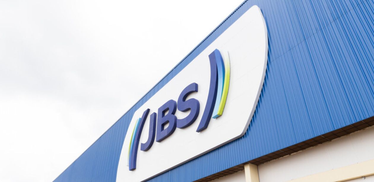 A imagem mostra um pedaço da fachada de uma das unidades da JBS, para representar que a JBS investe no Vietnã cerca de R$576 milhões.