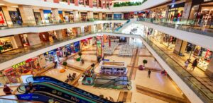 A imagem mostra um shopping para representar o JHSF.