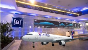 Imagem da B3, Bolsa de Valores do Brasil, com um avião da LATAM em destaque, ilustrando a LATAM recompra de ações para valorização de seus papéis no mercado financeiro.