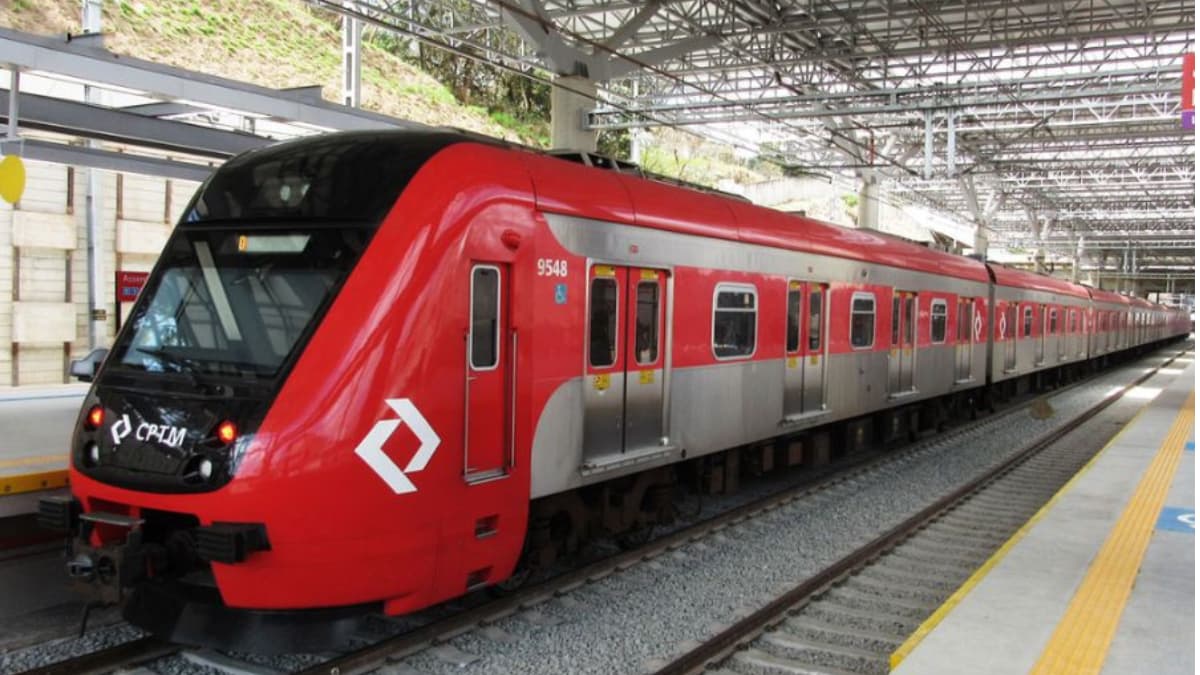 Trem da CPTM estacionado em plataforma coberta após o leilão da CPTM que transferiu a operação das linhas 11, 12 e 13