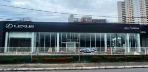 A imagem mostra a fachada de uma das unidades da Lexus Fortaleza.
