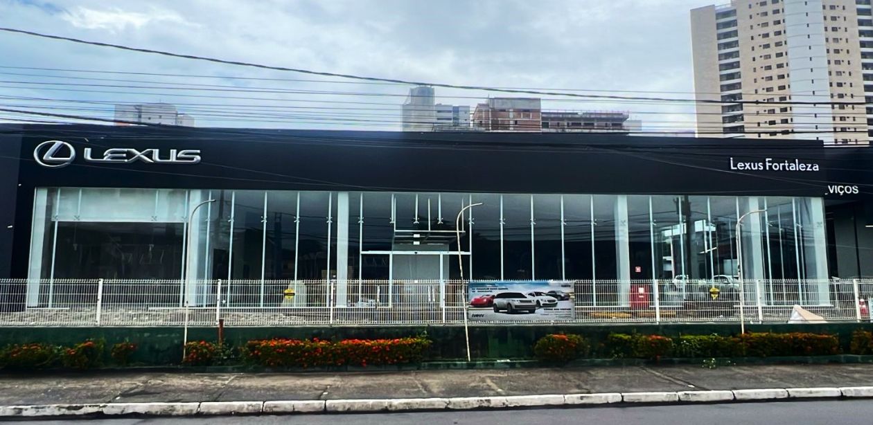 A imagem mostra a fachada de uma das unidades da Lexus Fortaleza.