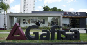 A imagem mostra o nome da empresa Gafisa em frente a um prédio representando a informação sobre o lucro da Gafisa