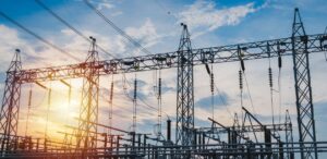 A imagem mostra diversas torres de energia para representar o lucro da Taesa.
