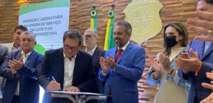 A imagem mostra o momento da assinatura do acordo em que a Marquise Infraestrutura fica responsável pelo trecho 11 da Transnordestina, conectando Caucaia ao Porto do Pecém.