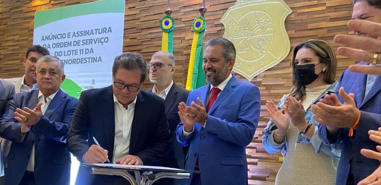 A imagem mostra o momento da assinatura do acordo em que a Marquise Infraestrutura fica responsável pelo trecho 11 da Transnordestina, conectando Caucaia ao Porto do Pecém.