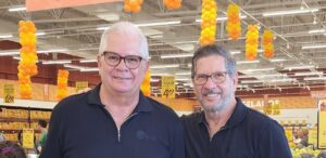 A imagem mostra Fernando Ramalho, presidente do Grupo São Luiz ao lado de Severino Neto, diretor-presidente do Mercadinhos São Luiz na inauguração da 30ª loja do Grupo São Luiz.