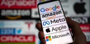A imagem mostra a tela de um celular com a logo das principais big techs para mostrar o poder econômico das big techs.