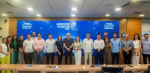 A imagem mostras as pessoas que estavam no Observatório da Indústria da FIEC durante apresentação de projetos de desenvolvimento do setor de moda no Ceará.