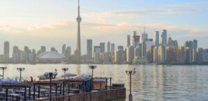 A imagem mostra uma parte da cidade de Toronto, que é a capital e a maior cidade de Ontário.