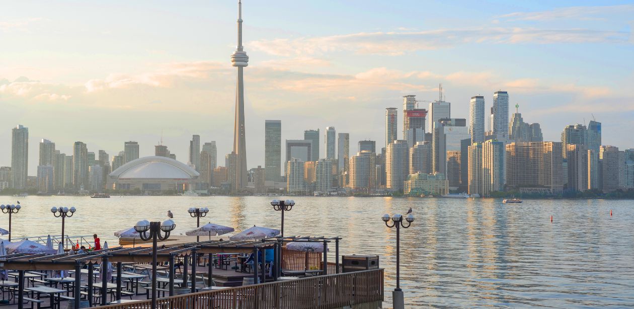 A imagem mostra uma parte da cidade de Toronto, que é a capital e a maior cidade de Ontário.