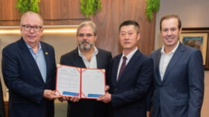 Ricardo Cavalcante, Edson Queiroz Neto, Yu Hongbo e César Ribeiro durante assinatura de parceria entre FIEC e China.