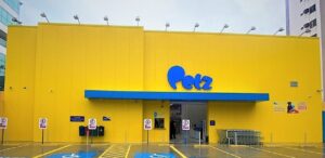 A imagem mostra uma das fachadas da Petz para representar que a Petz registra prejuízo.