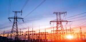 A imagem mostra diversas torres de eletricidade para representar o aumento no preço da energia elétrica.