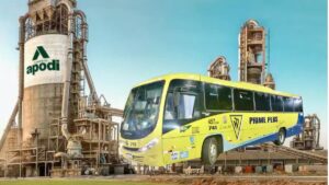 Ônibus da Prime Plus em frente à fábrica da Cimento Apodi, representando a nova parceria para fretamento corporativo no Porto do Pecém.