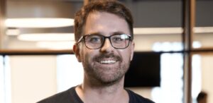 A imagem mostra Rafael Ferri compra ações da Infracommerce na B3 e adquire 7% da empresa.