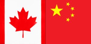 A imagem mostra as bandeiras do Canadá e da China respectivamente para representar a retaliação da China ao Canadá.