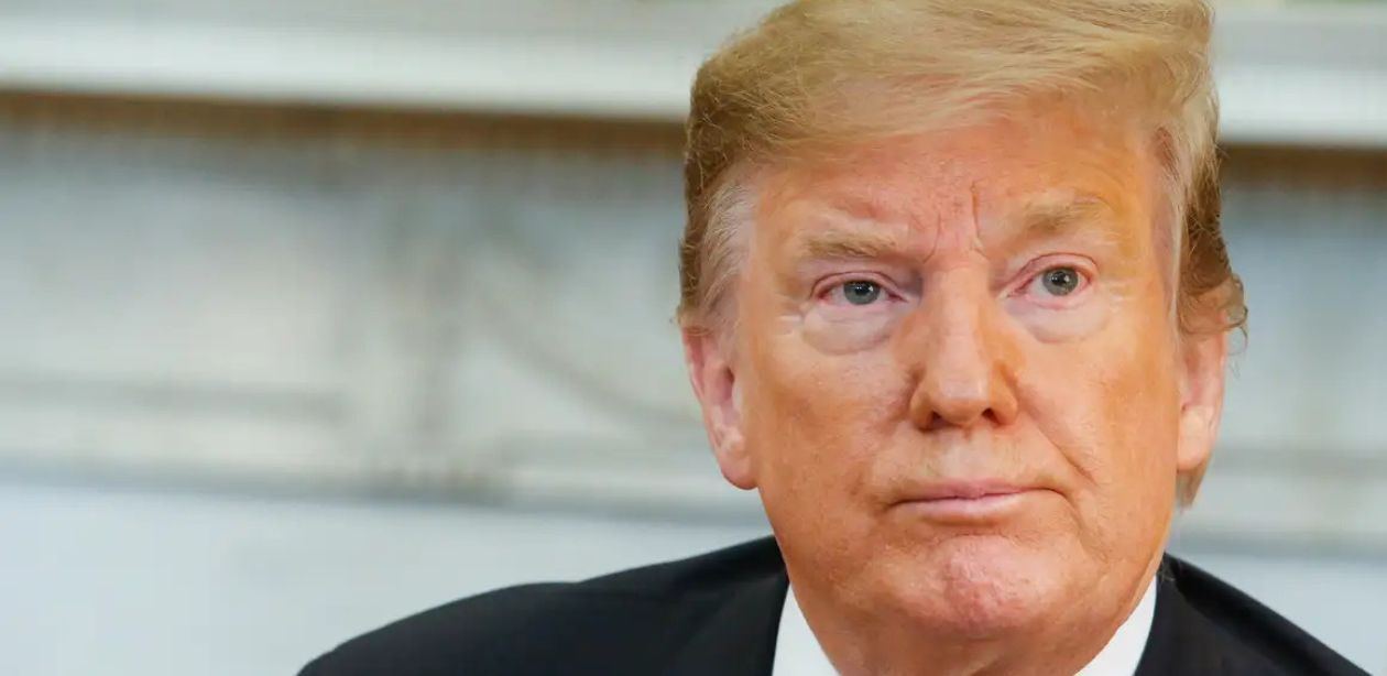 A imagem mostra o Presidente dos Estados Unidos, Donald Trump para representar o risco de recessão nos EUA.