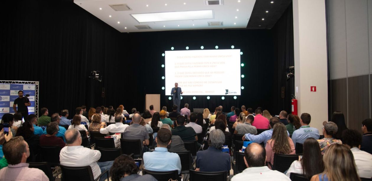 A imagem mostra uma sala de reuniões do Seminário + Negócios.