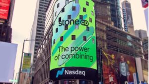 Painel da StoneCo em destaque no prédio da Nasdaq, em Nova York.