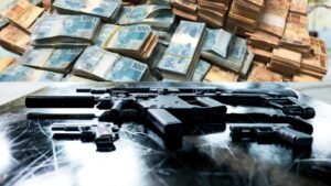 Dinheiro ilícito e armas do crime organizado evidenciam as taxas ilegais impostas para controle de serviços e comércio.
