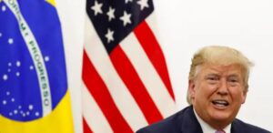A imagem mostra o presidente dos Estados Unidos, Donald Trump para representar que Trump ameaça dobrar tarifas de importação sobre petróleo russo.