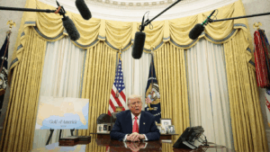 Trump na Casa Branca em anúncio sobre reserva de Bitcoin.