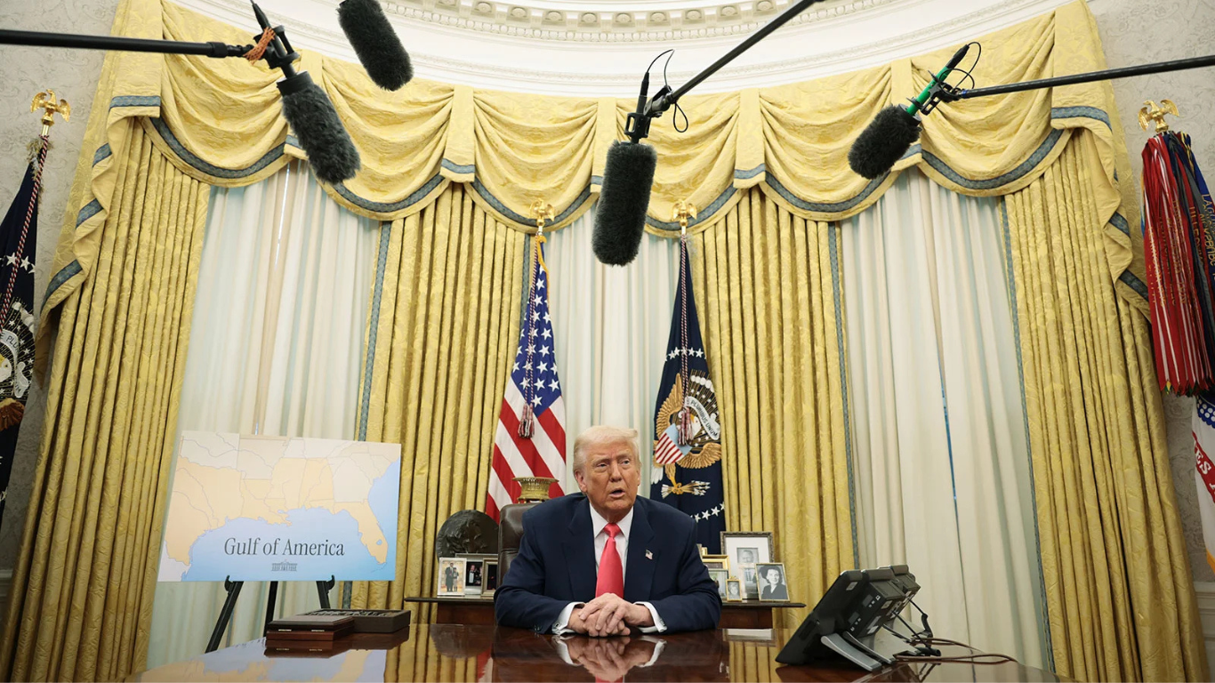 Trump na Casa Branca em anúncio sobre reserva de Bitcoin.