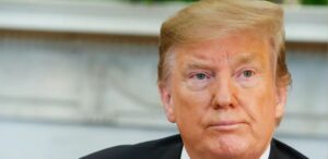 A imagem mostra o presidente dos Estados Unidos, Donald Trump para representar que Trump tarifa carros estrangeiros e desafia montadoras globais.