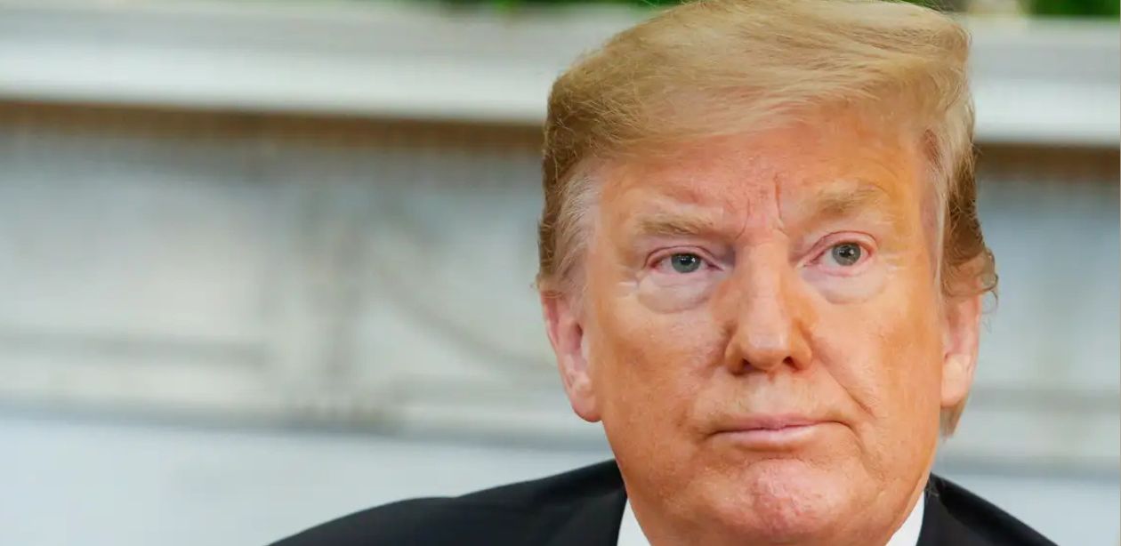 A imagem mostra o Presidente dos Estados Unidos, Donald Trump tarifa petróleo venezuelano em 25% e eleva tensão global.
