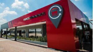 Fachada da unidade da Vamos Seminovos representa a expansão da empresa destacada no balanço da Vamos no 4T24.