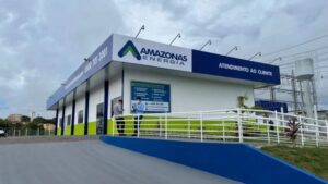 A imagem mostra a fachada de uma das unidades da Amazonas Energia.