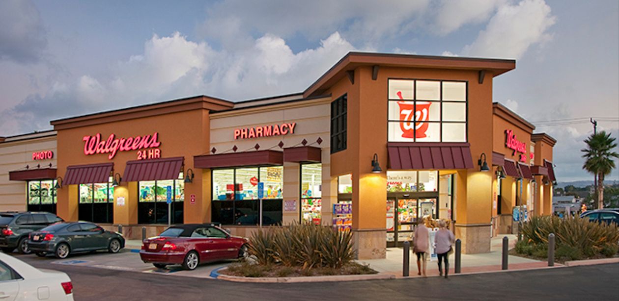 A imagem mostra a fachada de uma das unidades da Walgreens para representar que a Walgreens fechará capital.
