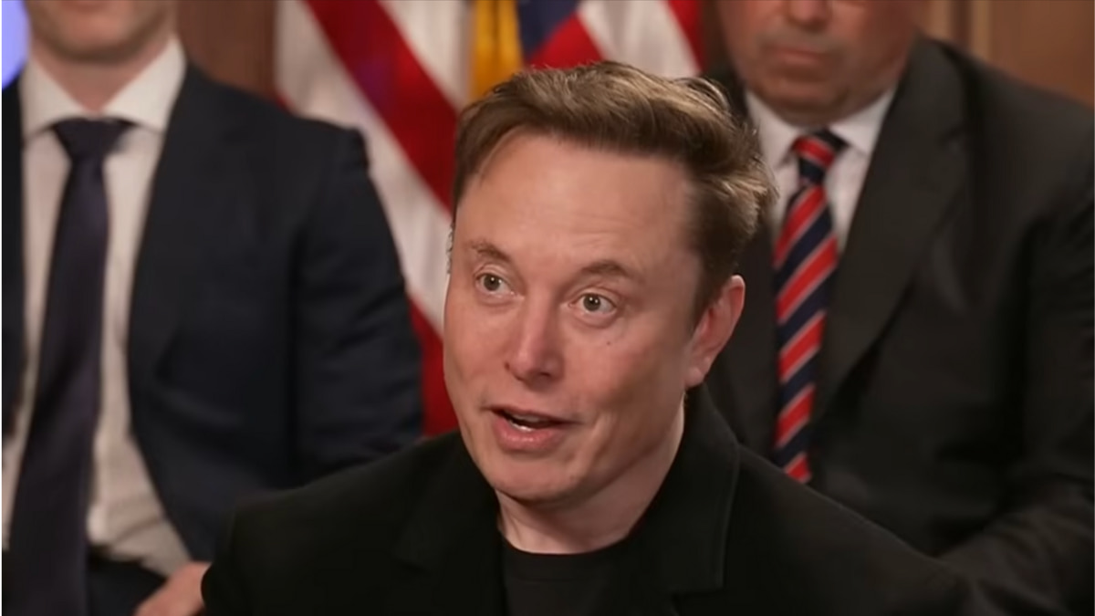 Elon Musk durante entrevista sobre cortes de gastos do governo dos EUA