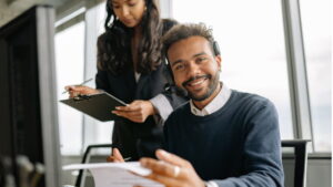 Atendente sorridente com headset simboliza a experiência do consumidor com atendimento direto e personalizado.