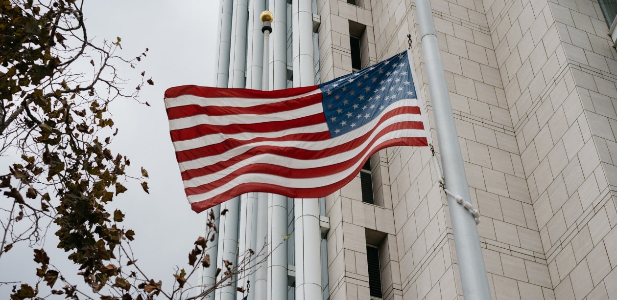 Novas tarifas dos Estados Unidos afetam o Brasil.