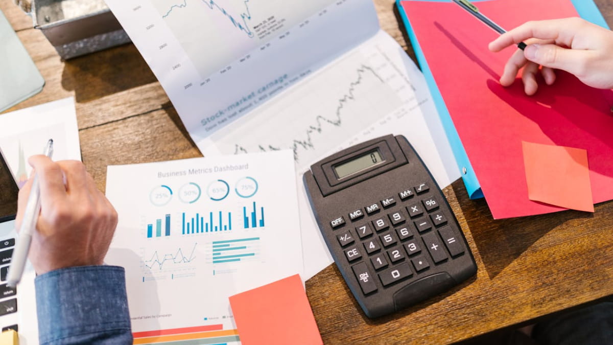 Planilhas financeiras e gráficos ilustrando o que é equity em investimentos e análise de empresas.