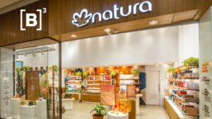 Loja da Natura &Co com fachada iluminada e interior decorado com produtos de beleza e bem-estar. A empresa anunciou um programa de recompra de ações visando a valorização de seus papéis no mercado financeiro.