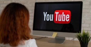 Tela exibe logotipo do YouTube em referência aos 20 anos da plataforma