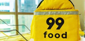 A imagem mostra uma mochila de entrega do 99Food
