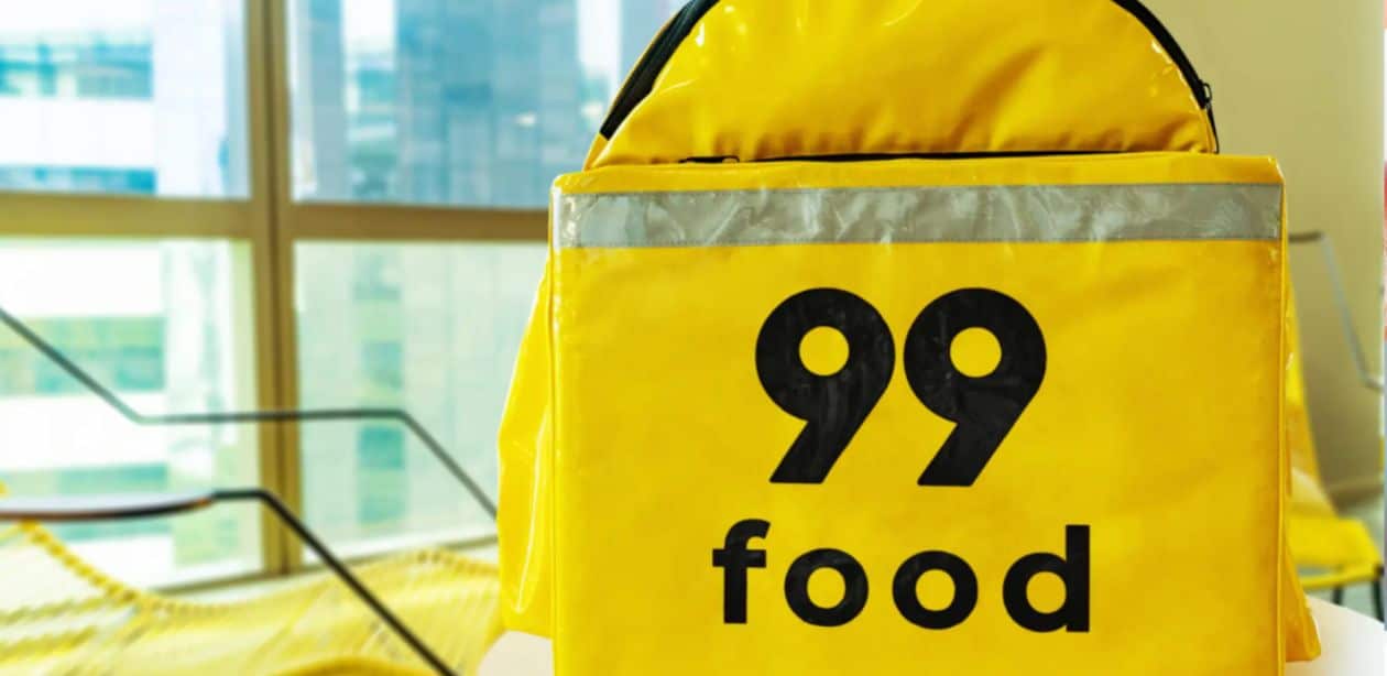 A imagem mostra uma mochila de entrega do 99Food