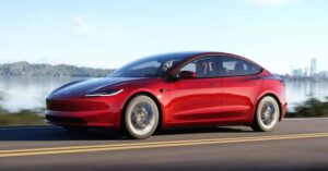A imagem mostra um carro da Tesla