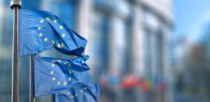 A imagem mostra bandeiras da União Europeia para representar o acordo Mercosul-União Europeia.