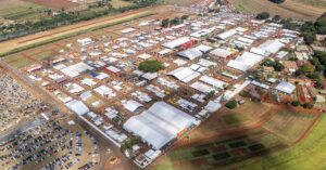 A imagem mostra uma feira de Agronegócio para representar a Agrishow 2025