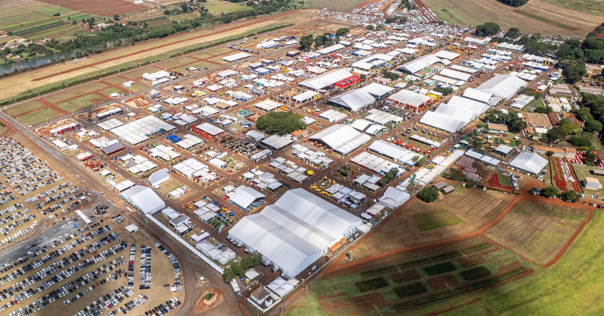 A imagem mostra uma feira de Agronegócio para representar a Agrishow 2025