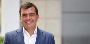 A imagem mostra o CEO da Siemens, Augustín Escobar.