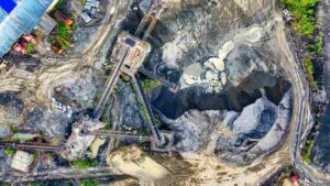 Vista aérea de operação de mineração representando o cenário industrial após a Aura Minerals divulgar produção do 1T25 com queda de 9%