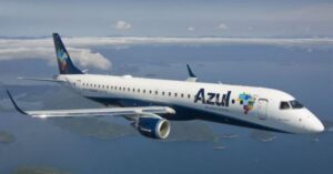 A imagem mostra um avião da Azul para representar que a Azul avalia financiamento