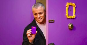 A imagem mostra Matt LeBlanc fazendo campanha para o Nubank para representar que o Banco Central propõe regras mais rígidas para fintechs.