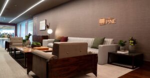 Recepção do Banco Pine, em imagem ilustrativa da nota em que o Banco Pine nega relação com Nelson Pinheiro, destacando ambiente institucional.